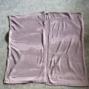 Lululemon wrap
One size
Mauve colored with camo print
